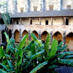 12. Claustre del monestir de la Trinitat, a València, del qual Jaume Roig va ser metge i on és enterrada la reina Maria de Castella